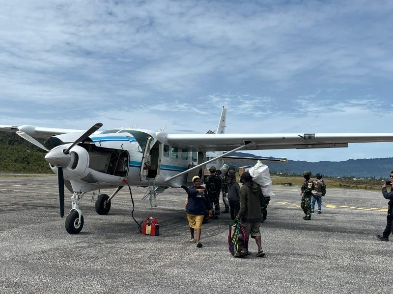 Personel gabungan Pemkab Deiyai dan TNI memuat bantuan pangan ke pesawat untuk didistribusikan ke masyarakat Kapiraya yang sempat terisolasi akibat penutupan akses penerbangan. Senin, 2/3/2026.