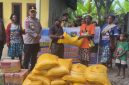 Pemerintah Kabupaten Deiyai melalui Tim Harmonisasi bersama Polres Deiyai menyerahkan bantuan bahan makanan (Bama) kepada warga Distrik Kapiraya yang tengah mengungsi di Timika, Kamis (5/3/2026).