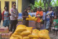 Pemerintah Kabupaten Deiyai melalui Tim Harmonisasi bersama Polres Deiyai menyerahkan bantuan bahan makanan (Bama) kepada warga Distrik Kapiraya yang tengah mengungsi di Timika, Kamis (5/3/2026).