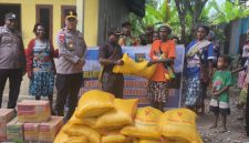 Pemerintah Kabupaten Deiyai melalui Tim Harmonisasi bersama Polres Deiyai menyerahkan bantuan bahan makanan (Bama) kepada warga Distrik Kapiraya yang tengah mengungsi di Timika, Kamis (5/3/2026).