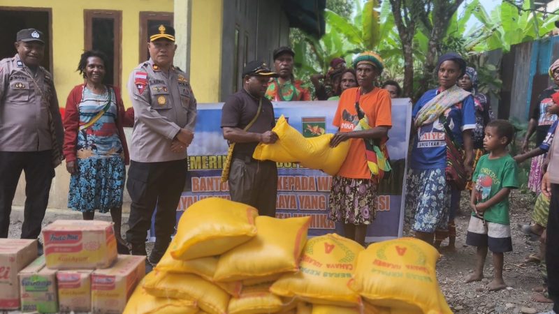 Pemerintah Kabupaten Deiyai melalui Tim Harmonisasi bersama Polres Deiyai menyerahkan bantuan bahan makanan (Bama) kepada warga Distrik Kapiraya yang tengah mengungsi di Timika, Kamis (5/3/2026).