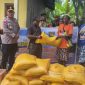 Pemerintah Kabupaten Deiyai melalui Tim Harmonisasi bersama Polres Deiyai menyerahkan bantuan bahan makanan (Bama) kepada warga Distrik Kapiraya yang tengah mengungsi di Timika, Kamis (5/3/2026).