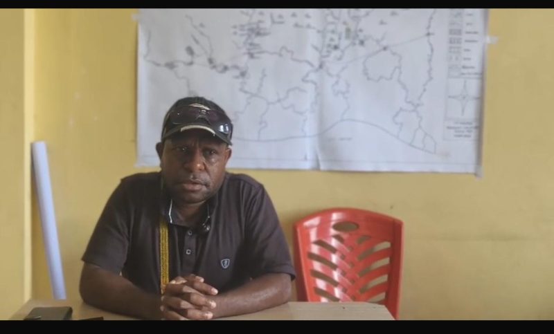 Tokoh Masyarakat Kapiraya saat memberikan keterangan pers di Timika, Jumat (6/3), terkait urgensi pembangunan jalan darat 60 km guna memulihkan pelayanan publik di Distrik Kapiraya, Kabupaten Deiyai.