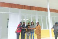 Bupati Deiyai Melkianus Mote menyerahkan kunci SD Mudetadi dan melakukan pendataan perusahaan saat kunjungan kerja ke Distrik Bowobado, Kabupaten Deiyai, 8 Maret 2026.