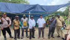 Tim Harmonisasi Kabupaten Deiyai dan Dogiyai saat melakukan pendataan dan koordinasi di wilayah Distrik Kapiraya terkait penyelesaian persoalan antara masyarakat Suku Mee dan Suku Kamoro melalui mekanisme meja adat.