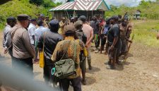 Perwakilan Masyarakat Adat Suku Mee, Mesak Edowai, S.I.Kom, saat menyerahkan poin-poin aspirasi warga kepada Tim Harmonisasi di Kampung Mogodagi (11/3).