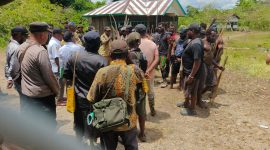 Perwakilan Masyarakat Adat Suku Mee, Mesak Edowai, S.I.Kom, saat menyerahkan poin-poin aspirasi warga kepada Tim Harmonisasi di Kampung Mogodagi (11/3).