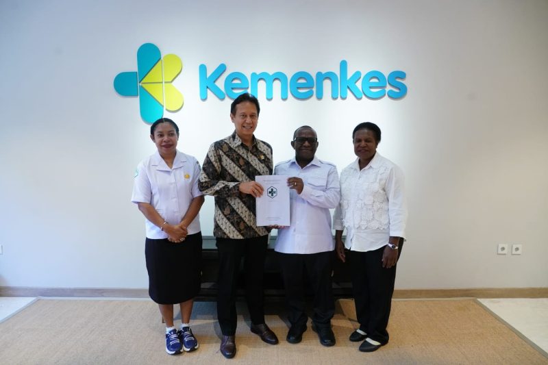 Bupati Deiyai didampingi Kepala Dinas Kesehatan dan Direktur RSUD Waghete bersama Menteri Kesehatan usai audiensi pada Rabu, 11/3/2026. 