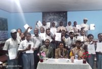 Foto bersama ketiga guru penguji dan siswa Kelas XII SMAK Aweidabi Deiyai usai presentasi karya ilmiah pada Kamis, 12/3/2026.