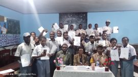 Foto bersama ketiga guru penguji dan siswa Kelas XII SMAK Aweidabi Deiyai usai presentasi karya ilmiah pada Kamis, 12/3/2026.