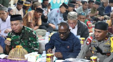 Bupati Deiyai Melkianus Mote Berbuka Puasa Bersama Umat Muslim di Masjid Ash Siddiq Waghete