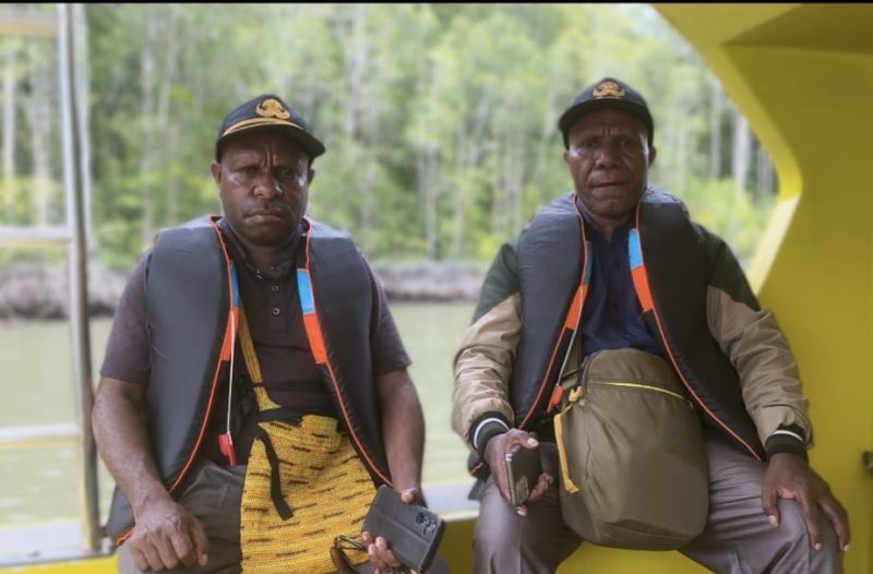 Tim Harmonisasi Kabupaten Deiyai Enernes Kotouki (Kanan) ketua Tim dan Kabag Tapem di Kapiraya. 