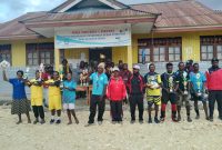 Foto bersama Kepsek, Wasit dan dan perwakilan Tim usai penyerahan hadiah kepada peserta yang berhasil meraih juara di halaman sekolah pada Rabu, 18/3/2026.