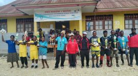 Foto bersama Kepsek, Wasit dan dan perwakilan Tim usai penyerahan hadiah kepada peserta yang berhasil meraih juara di halaman sekolah pada Rabu, 18/3/2026.