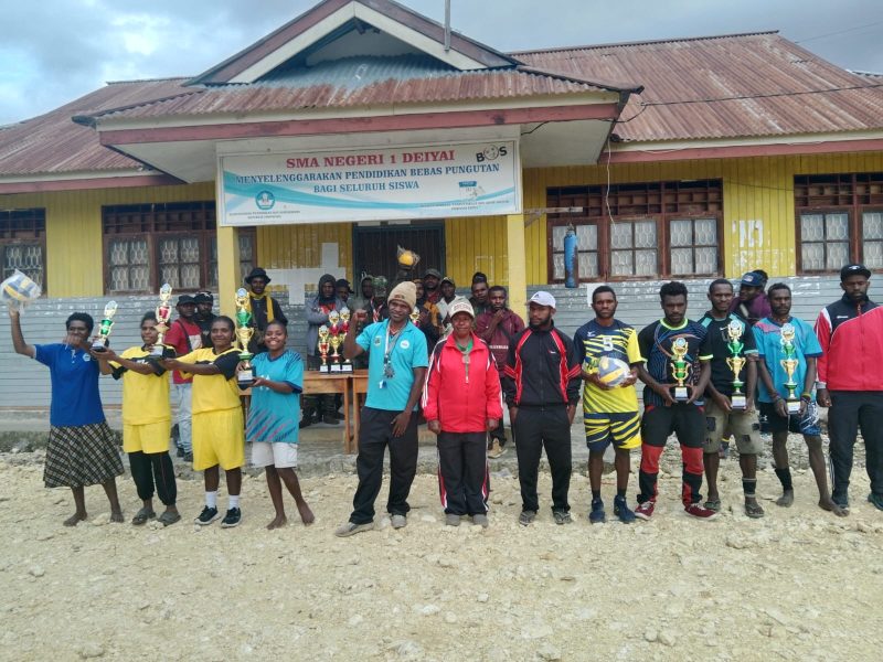 Foto bersama Kepsek, Wasit dan dan perwakilan Tim usai penyerahan hadiah kepada peserta yang berhasil meraih juara di halaman sekolah pada Rabu, 18/3/2026.