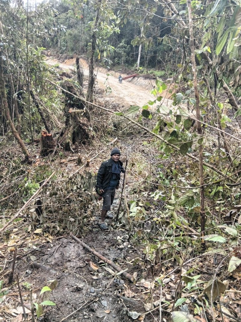 Dr. Soleman Pinibo menyampaikan apresiasi kepada Bupati Deiyai Melkianus Mote atas pembangunan akses jalan Kokobaya–Idego–Kapiraya yang membuka keterisolasian dan mendorong kemajuan masyarakat.