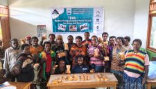 Mama-mama di Watiyai, Kabupaten Deiyai, mengikuti pelatihan pengolahan ubi jalar menjadi donat dan keripik yang difasilitasi Yapkema Papua sebagai upaya meningkatkan kualitas produk dan kemandirian ekonomi lokal.