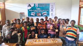 Mama-mama di Watiyai, Kabupaten Deiyai, mengikuti pelatihan pengolahan ubi jalar menjadi donat dan keripik yang difasilitasi Yapkema Papua sebagai upaya meningkatkan kualitas produk dan kemandirian ekonomi lokal.