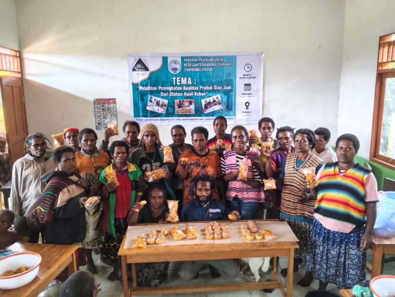 Mama-mama di Watiyai, Kabupaten Deiyai, mengikuti pelatihan pengolahan ubi jalar menjadi donat dan keripik yang difasilitasi Yapkema Papua sebagai upaya meningkatkan kualitas produk dan kemandirian ekonomi lokal.