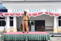 Asisten II Setda, Bapak Mesak Pakage, SE, memberikan arahan tegas dalam apel pagi rutin hari ini Senin, 2/3