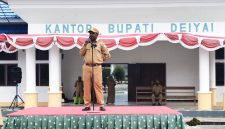 Asisten II Setda, Bapak Mesak Pakage, SE, memberikan arahan tegas dalam apel pagi rutin hari ini Senin, 2/3