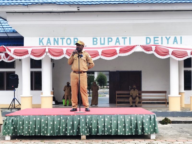 Asisten II Setda, Bapak Mesak Pakage, SE, memberikan arahan tegas dalam apel pagi rutin hari ini Senin, 2/3