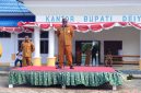 Wakil Bupati Deiyai Ayub Pigome memberikan arahan kepada ASN dan tenaga kontrak saat memimpin apel gabungan di halaman Kantor Bupati Deiyai, Senin (9/3/2026).