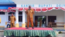 Wakil Bupati Deiyai Ayub Pigome memberikan arahan kepada ASN dan tenaga kontrak saat memimpin apel gabungan di halaman Kantor Bupati Deiyai, Senin (9/3/2026).