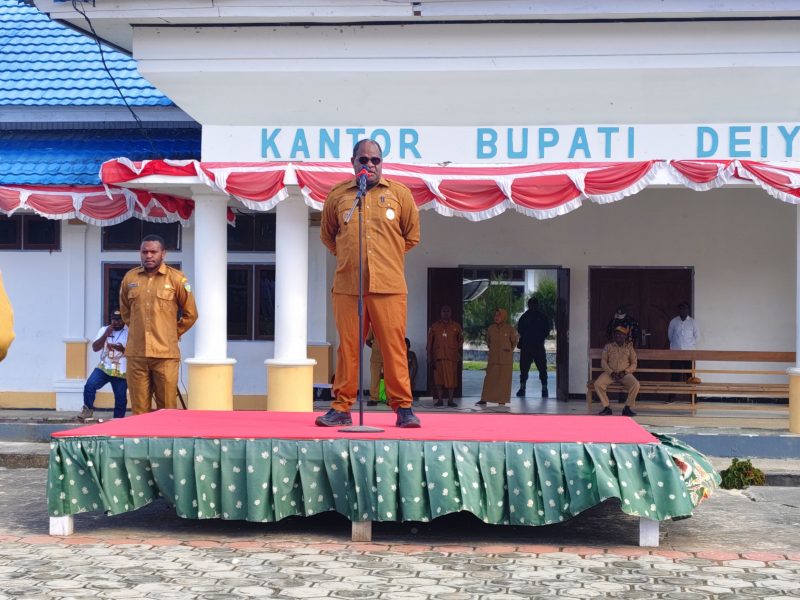 Wakil Bupati Deiyai Ayub Pigome memberikan arahan kepada ASN dan tenaga kontrak saat memimpin apel gabungan di halaman Kantor Bupati Deiyai, Senin (9/3/2026).