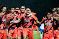 Baru menit ke-3, KH Yudo (99) sudah bikin tribun bergetar! Gol tunggal sang striker memastikan kemenangan krusial Tornado Kendal atas tamunya, Persipura Jayapura malam ini. Tiga poin aman di kandang!