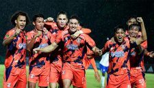 Baru menit ke-3, KH Yudo (99) sudah bikin tribun bergetar! Gol tunggal sang striker memastikan kemenangan krusial Tornado Kendal atas tamunya, Persipura Jayapura malam ini. Tiga poin aman di kandang!