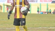 Kiper Persidei Deiyai, Yapet Edowai, tampil gemilang dan terpilih sebagai Man of The Match saat menahan imbang Persipuncak Cartenz 0-0 pada laga pembuka Liga 4 Papua Tengah di Stadion Wania Imipi Timika, Senin (9/3/2026).