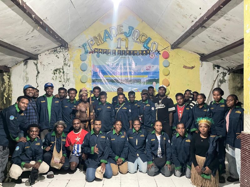 Foto bersama usai perayaan HUT IPMADEI Jog-lo ke-17 Tahun di Asrama Deiyai Jogja pada Kamis, 16/4/2026. 