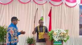 Bupati Deiyai Melkianus Mote saat membuka Musrenbang penyusunan rencana penggunaan Dana Otsus Papua Tahun 2027 di Aula DPRD Deiyai, Waghete, Jumat (17/4/2026).