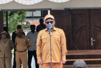 Bupati Deiyai Melkianus Mote saat memimpin apel gabungan ASN, CPNS, PPPK, dan tenaga kontrak di halaman Kantor Bupati Deiyai, Senin (20/4/2026), sekaligus menegaskan belum adanya pemekaran kampung sesuai kebijakan pemerintah pusat.