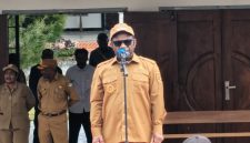 Bupati Deiyai Melkianus Mote saat memimpin apel gabungan ASN, CPNS, PPPK, dan tenaga kontrak di halaman Kantor Bupati Deiyai, Senin (20/4/2026), sekaligus menegaskan belum adanya pemekaran kampung sesuai kebijakan pemerintah pusat.