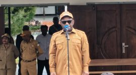 Bupati Deiyai Melkianus Mote saat memimpin apel gabungan ASN, CPNS, PPPK, dan tenaga kontrak di halaman Kantor Bupati Deiyai, Senin (20/4/2026), sekaligus menegaskan belum adanya pemekaran kampung sesuai kebijakan pemerintah pusat.