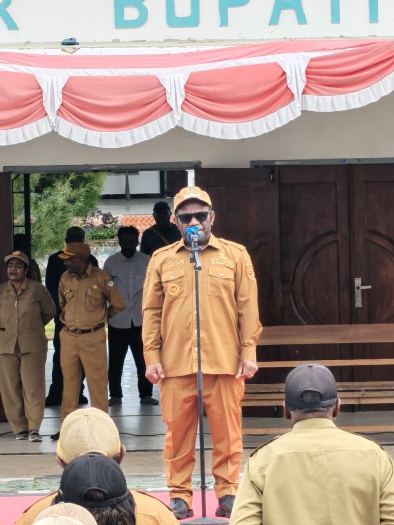 Bupati Deiyai Melkianus Mote saat memimpin apel gabungan ASN, CPNS, PPPK, dan tenaga kontrak di halaman Kantor Bupati Deiyai, Senin (20/4/2026), sekaligus menegaskan belum adanya pemekaran kampung sesuai kebijakan pemerintah pusat.