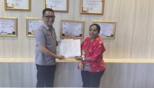 Penyerahan Surat Pencatatan Ciptaan tiga motif batik khas Deiyai oleh Kanwil Kementerian Hukum Papua kepada perwakilan Dekranasda Deiyai di Jayapura, Selasa (21/04/2026).