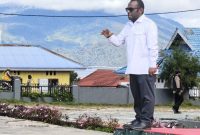 Bupati Deiyai Melkianus Mote, ST saat memimpin Apel Gabungan dalam rangka peringatan Hari Bumi 22 April 2026 di halaman Kantor Bupati Deiyai, sekaligus menyampaikan instruksi peningkatan disiplin kerja dan kebersihan lingkungan.