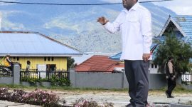 Bupati Deiyai Melkianus Mote, ST saat memimpin Apel Gabungan dalam rangka peringatan Hari Bumi 22 April 2026 di halaman Kantor Bupati Deiyai, sekaligus menyampaikan instruksi peningkatan disiplin kerja dan kebersihan lingkungan.