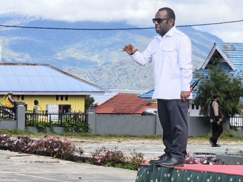 Bupati Deiyai Melkianus Mote, ST saat memimpin Apel Gabungan dalam rangka peringatan Hari Bumi 22 April 2026 di halaman Kantor Bupati Deiyai, sekaligus menyampaikan instruksi peningkatan disiplin kerja dan kebersihan lingkungan.