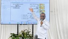 Bupati Deiyai Melkianus Mote, ST saat presentasi meluruskan status pembayaran lokasi pembangunan beberapa kantor termasuk RSUD di Aula BKPSDM pada Rabu, 22/4/2026.