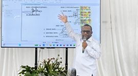 Bupati Deiyai Melkianus Mote, ST saat presentasi meluruskan status pembayaran lokasi pembangunan beberapa kantor termasuk RSUD di Aula BKPSDM pada Rabu, 22/4/2026.
