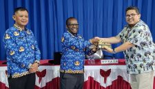 Bupati Deiyai menutup secara resmi kegiatan Bimtek Perpajakan bagi ASN dan pihak ketiga di Kabupaten Deiyai, disertai penyerahan cinderamata kepada Kepala Seksi KPP Timika sebagai bentuk apresiasi atas dukungan dan materi yang diberikan.