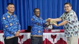 Bupati Deiyai menutup secara resmi kegiatan Bimtek Perpajakan bagi ASN dan pihak ketiga di Kabupaten Deiyai, disertai penyerahan cinderamata kepada Kepala Seksi KPP Timika sebagai bentuk apresiasi atas dukungan dan materi yang diberikan.