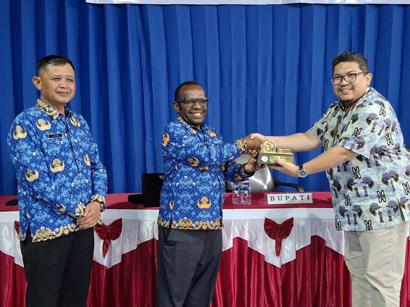 Bupati Deiyai menutup secara resmi kegiatan Bimtek Perpajakan bagi ASN dan pihak ketiga di Kabupaten Deiyai, disertai penyerahan cinderamata kepada Kepala Seksi KPP Timika sebagai bentuk apresiasi atas dukungan dan materi yang diberikan.