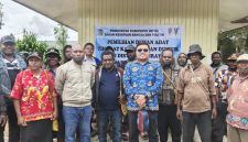Kesbangpol Kabupaten Deiyai melakukan monitoring pemilihan Kepala Suku Mee tingkat kampung dan distrik sebagai bagian penguatan demokrasi adat, persatuan masyarakat, dan stabilitas daerah, Kamis (23/4/2026).