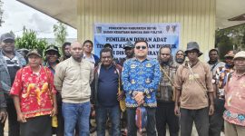 Kesbangpol Kabupaten Deiyai melakukan monitoring pemilihan Kepala Suku Mee tingkat kampung dan distrik sebagai bagian penguatan demokrasi adat, persatuan masyarakat, dan stabilitas daerah, Kamis (23/4/2026).