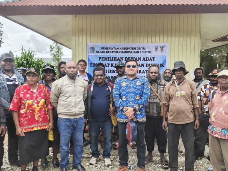 Kesbangpol Kabupaten Deiyai melakukan monitoring pemilihan Kepala Suku Mee tingkat kampung dan distrik sebagai bagian penguatan demokrasi adat, persatuan masyarakat, dan stabilitas daerah, Kamis (23/4/2026).